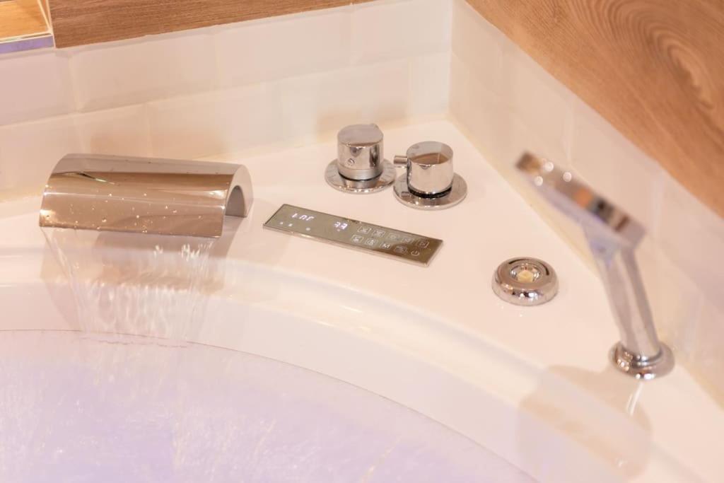 Suite Love Jacuzzi Montévrain Eksteriør billede