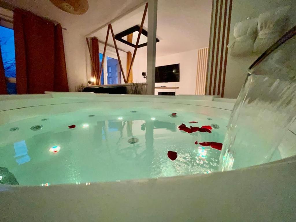 Suite Love Jacuzzi Montévrain Eksteriør billede